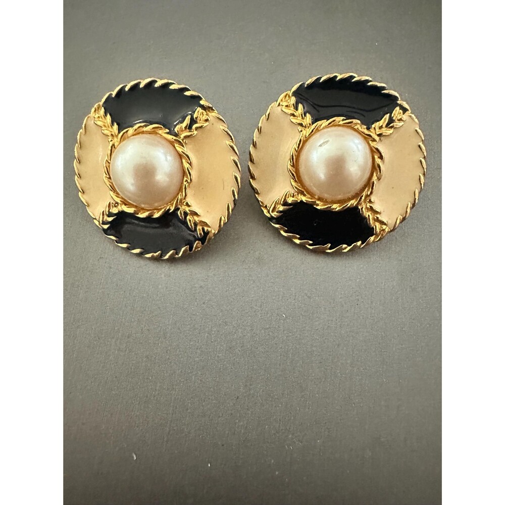 Vintage 80s Faux Pearl /Enamel Clip On Earrings